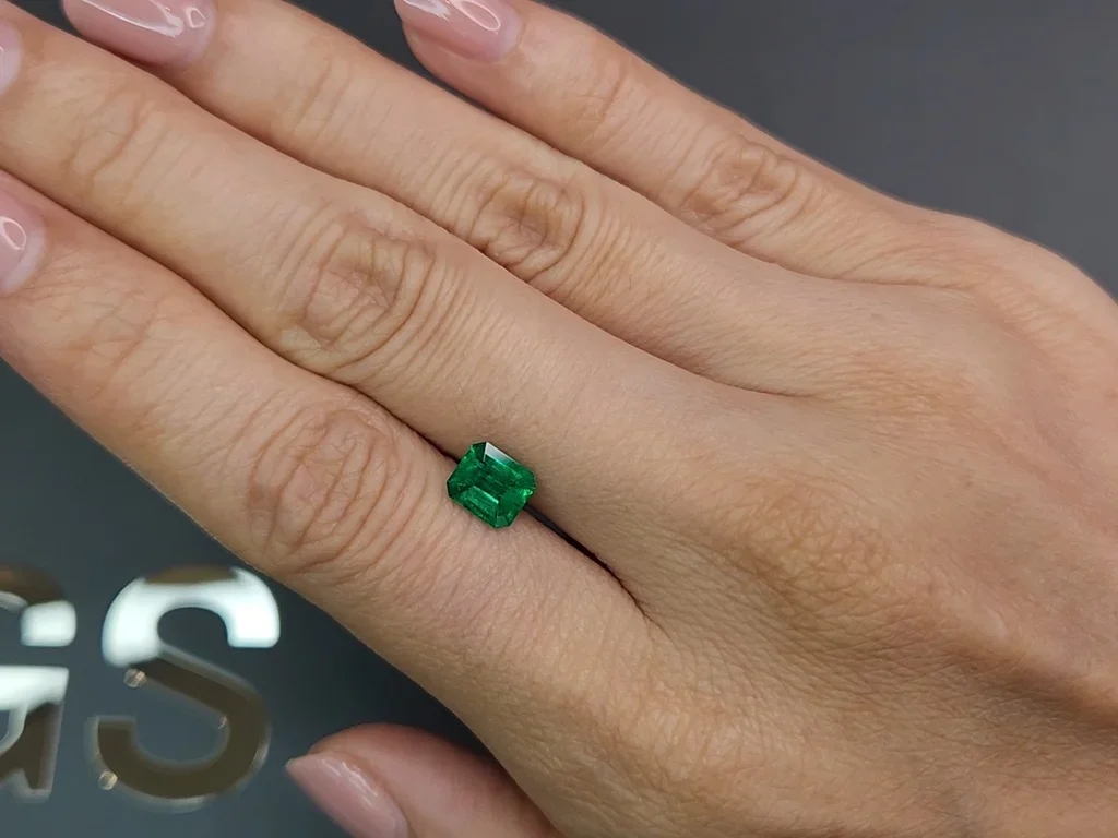 Intense emerald from Colombia 0.93 ct, Vivid Green Image №2