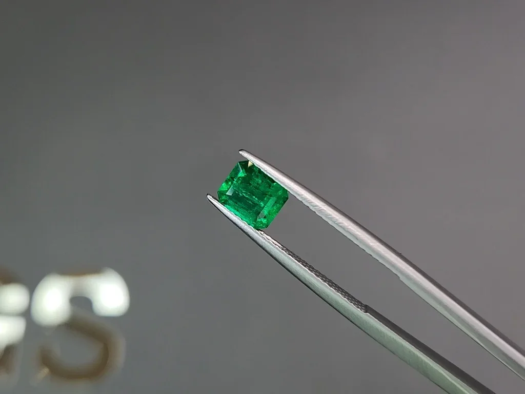 Intense emerald from Colombia 0.93 ct, Vivid Green Image №3