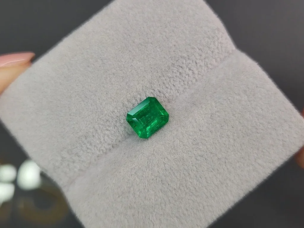 Intense emerald from Colombia 0.93 ct, Vivid Green Image №4