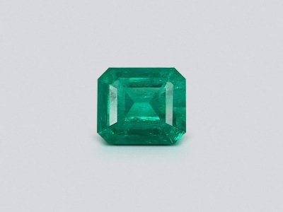 Intense emerald from Colombia 0.93 ct, Vivid Green photo