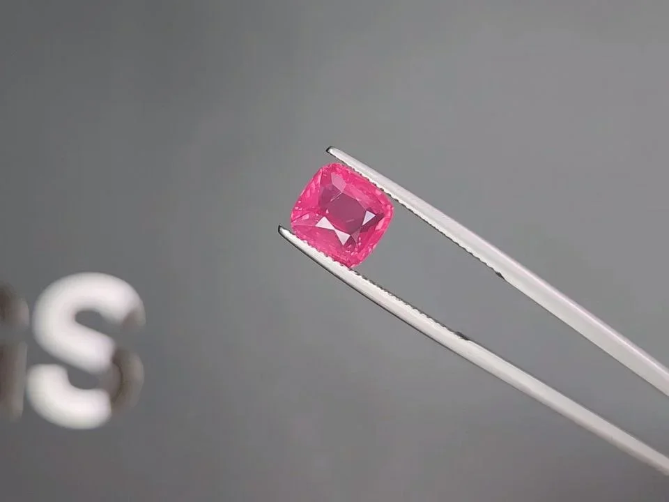 Vivid pink Mahenge shinel in cushion cut 3.53 carats, Tanzania Image №3