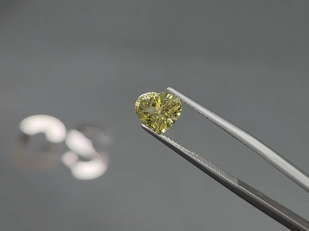 Yellow green chrysoberyl shape heart  2.52 carats, Sri Lanka Image №3