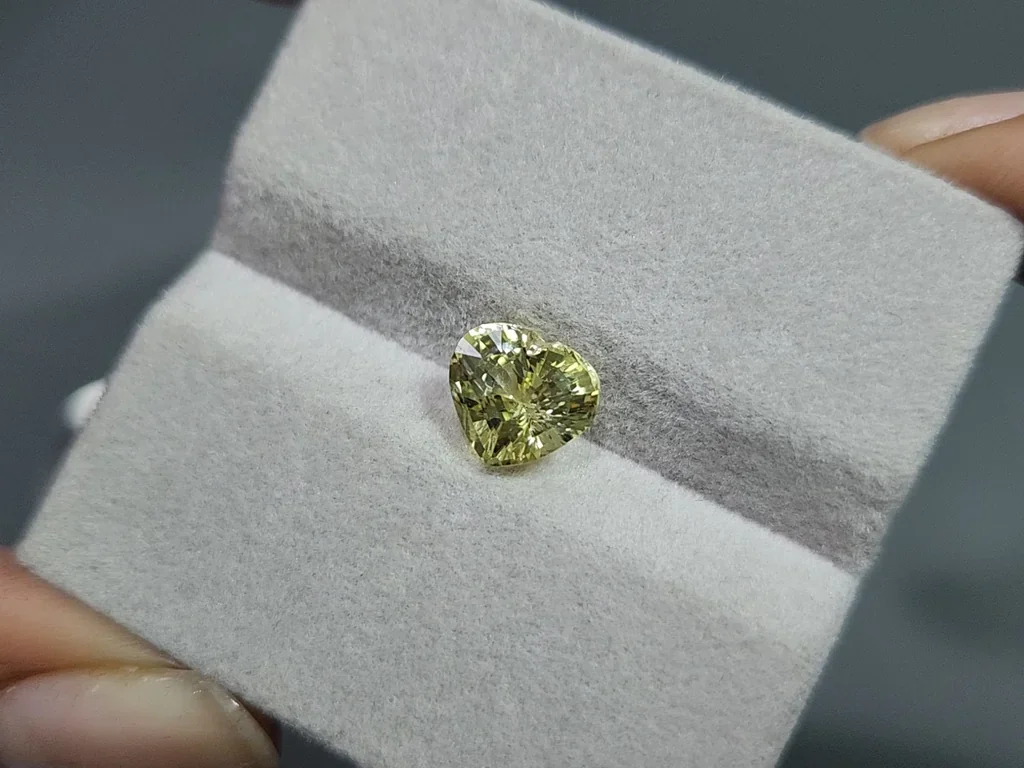 Yellow green chrysoberyl shape heart  2.52 carats, Sri Lanka Image №4