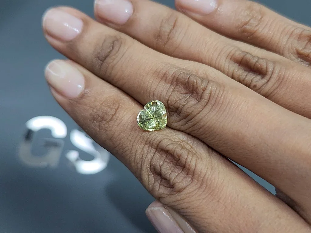 Yellow green chrysoberyl shape heart  2.52 carats, Sri Lanka Image №2