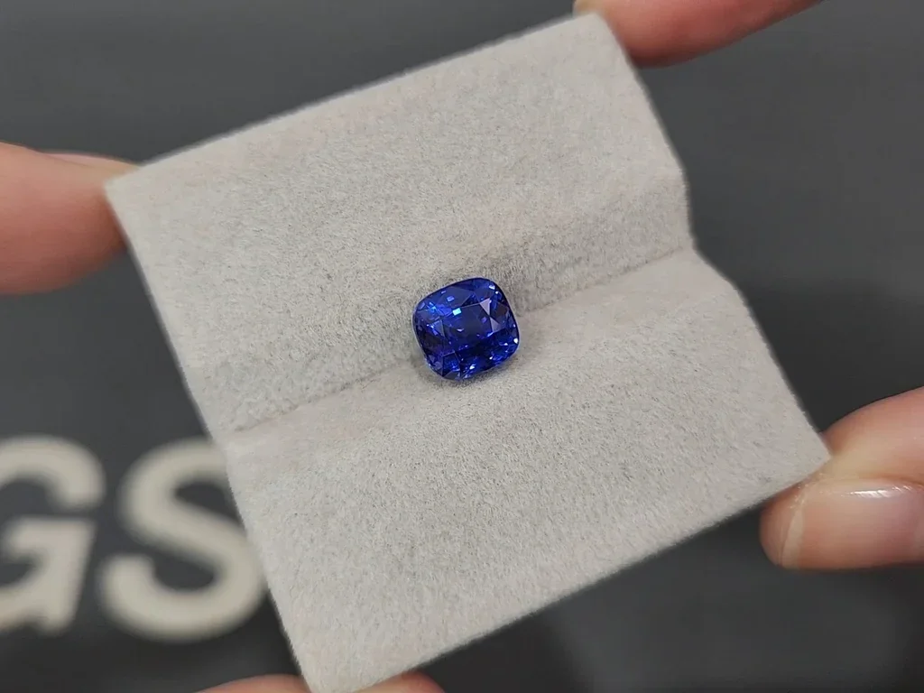 Sapphire Royal Blue cushion cut 3.11 carats, Sri Lanka  Image №4