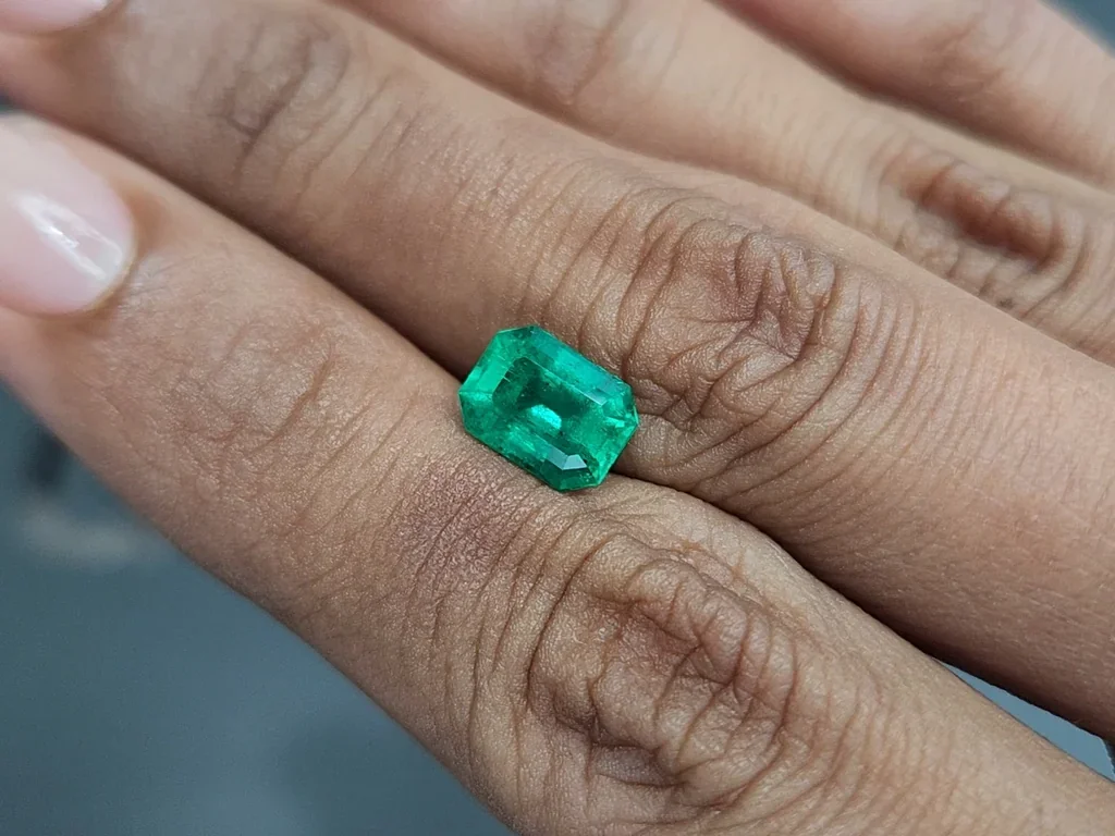 Emerald Intense green octagon cut 1.88 carats, Colombia Image №2