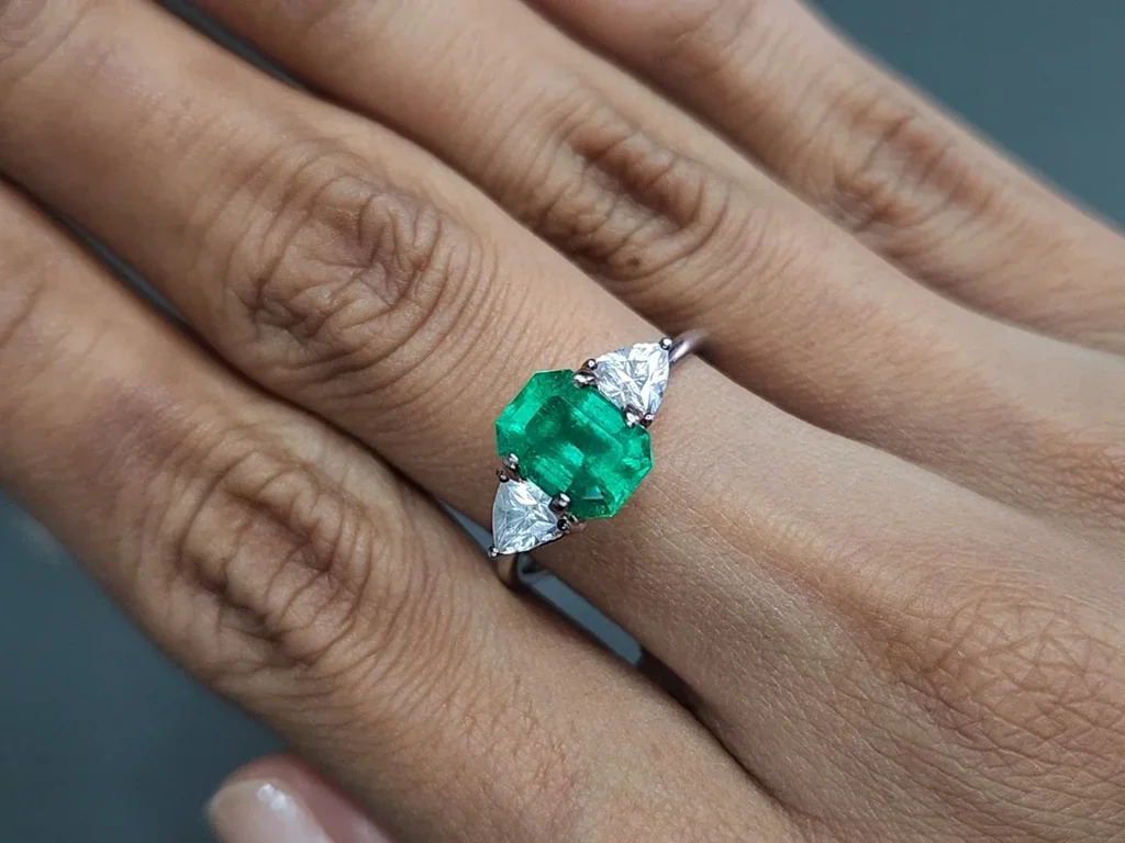 Emerald Intense green octagon cut 1.88 carats, Colombia Image №5