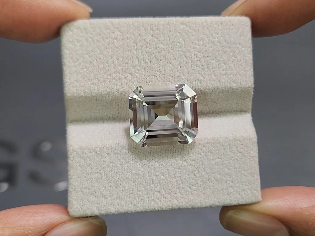 Kunzite light green octagon cut 10.44 carats,Pakistan Image №4