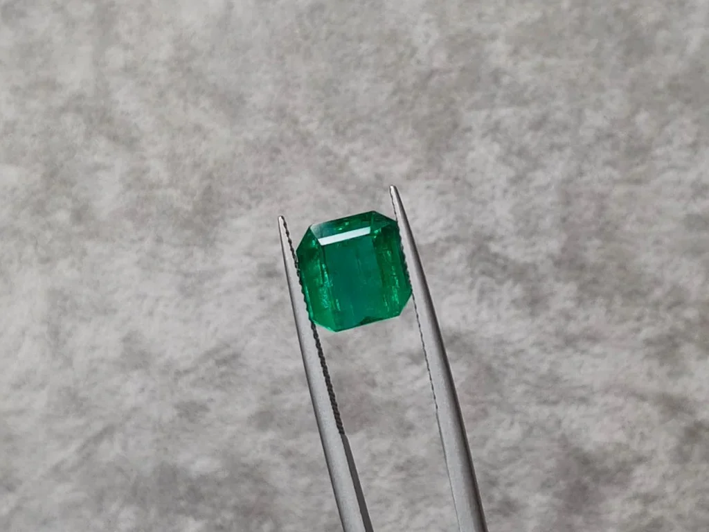 Intense Vivid Green emerald 5.64 ct from Zambia, GFCO Image №4
