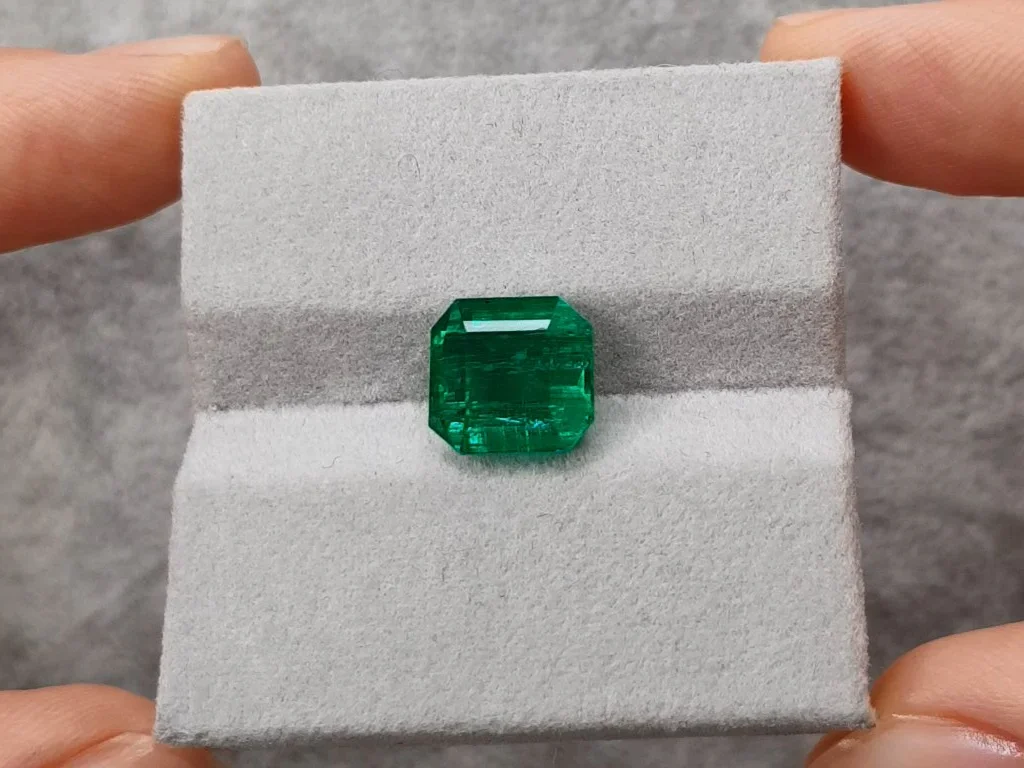 Intense Vivid Green emerald 5.64 ct from Zambia, GFCO Image №3
