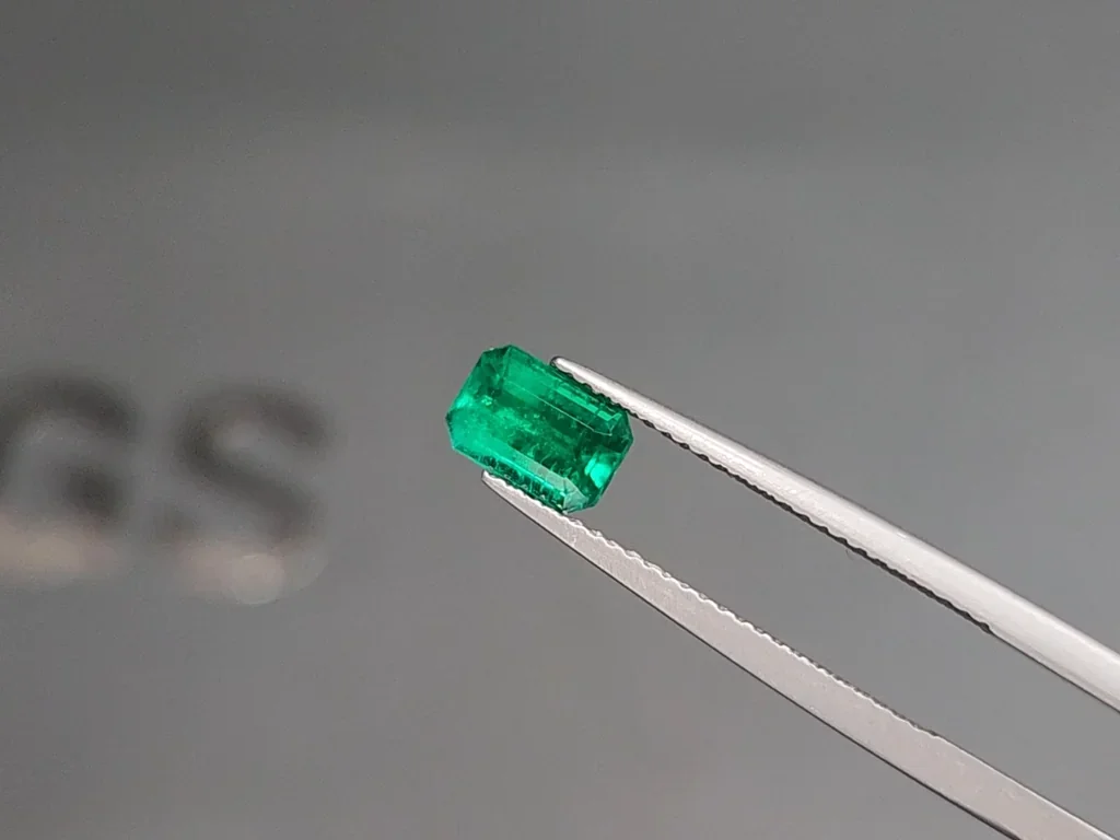 Emerald Muzo green octagon cut 1.00 carats, Colombia Image №3