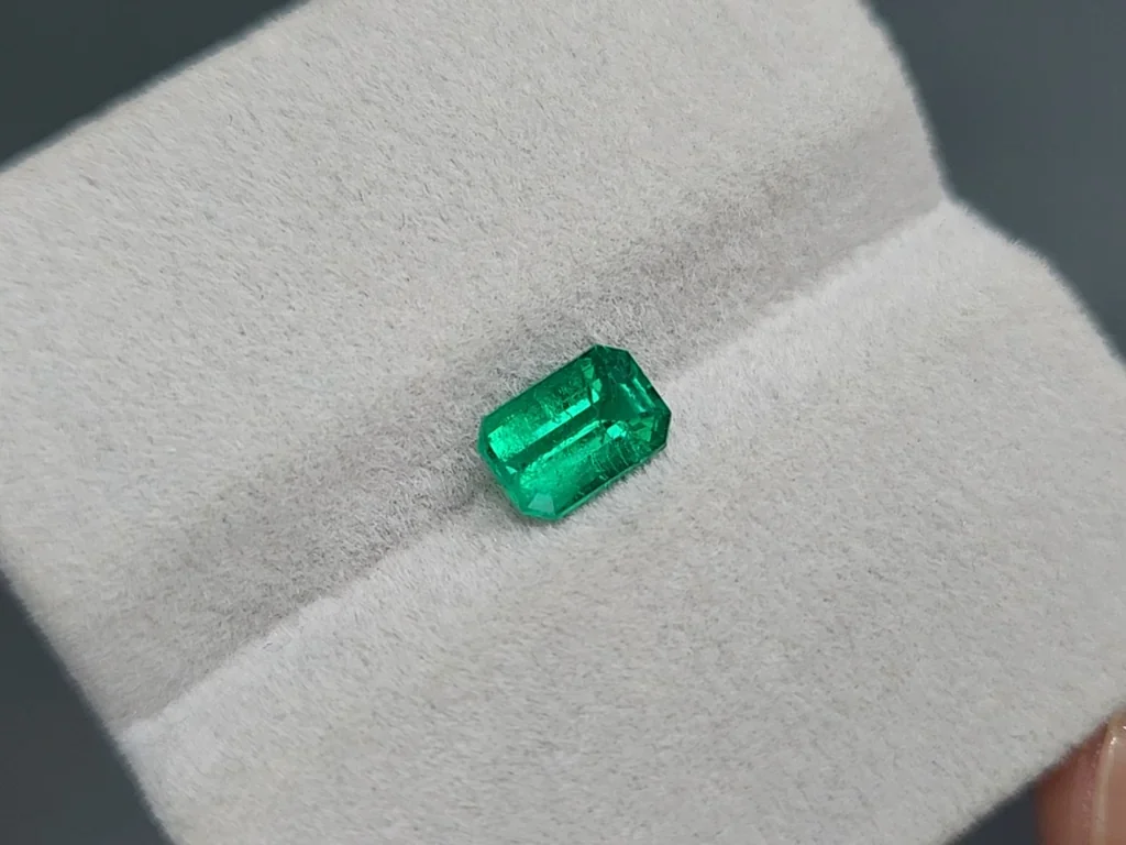 Emerald Muzo green octagon cut 1.00 carats, Colombia Image №4