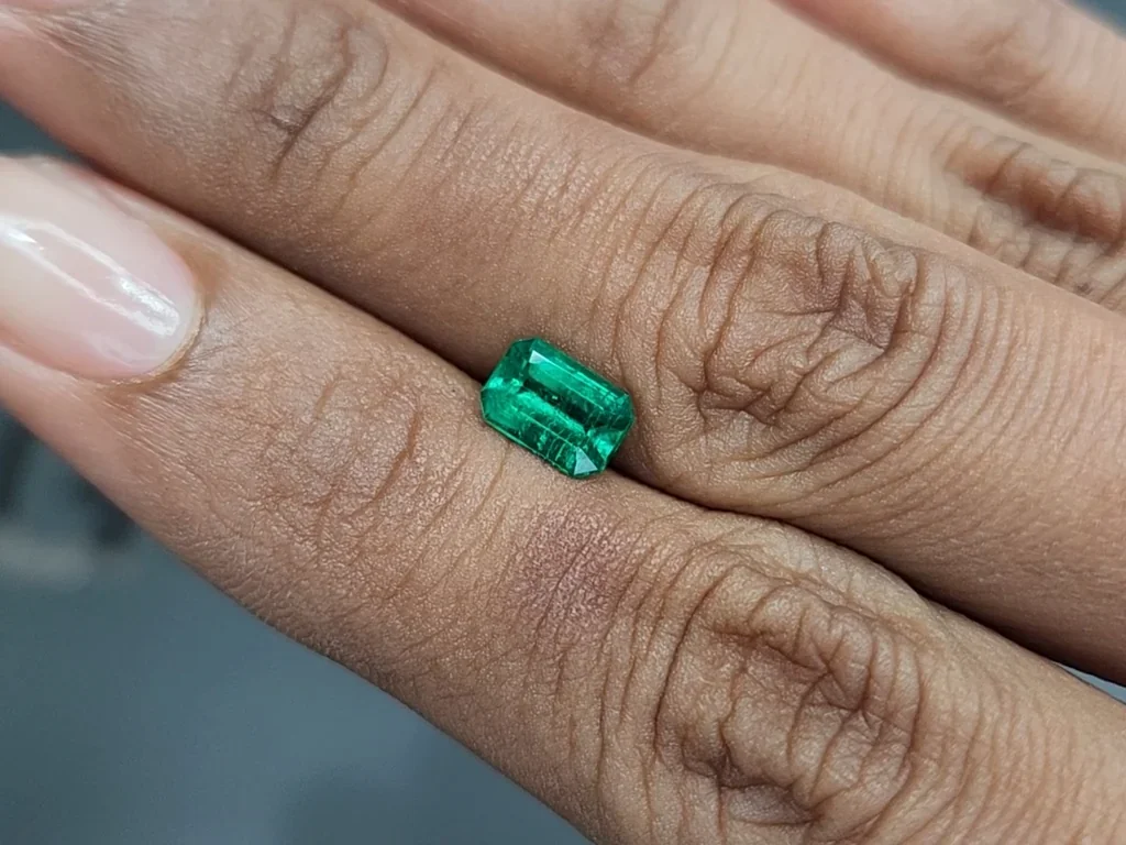 Emerald Muzo green octagon cut 1.00 carats, Colombia Image №2
