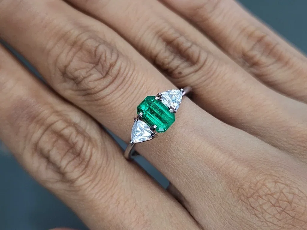Emerald Muzo green octagon cut 1.00 carats, Colombia Image №5