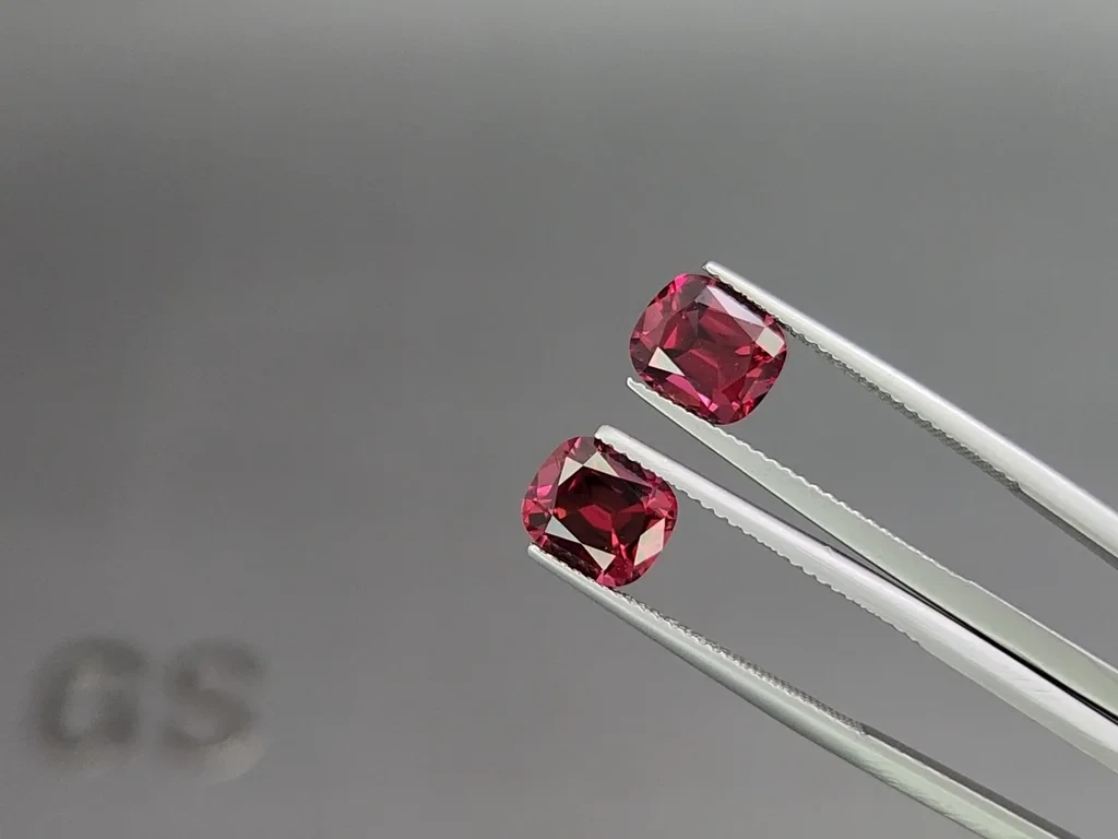 Pair of rhodolite garnets cushion cut 4.38 carats, Madagascar Image №3