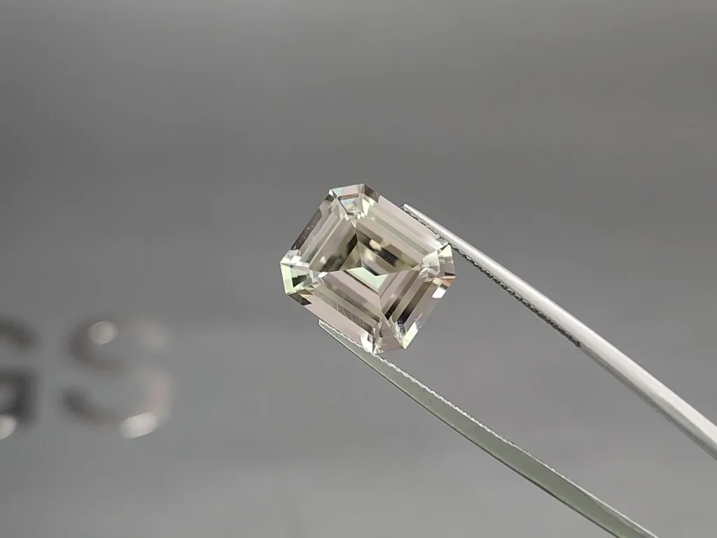 Kunzite light green octagon cut 9.74 carats, Pakistan Image №3