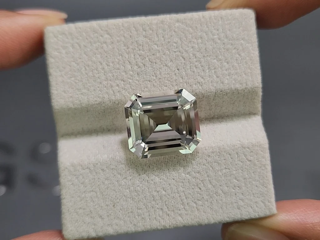 Kunzite light green octagon cut 9.74 carats, Pakistan Image №4