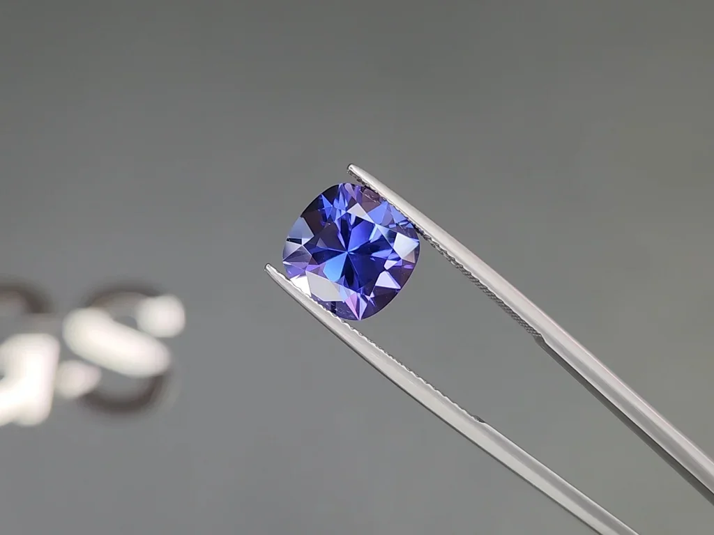 Cushion cut blue tanzanite 4.49 carats, Tanzania  Image №3