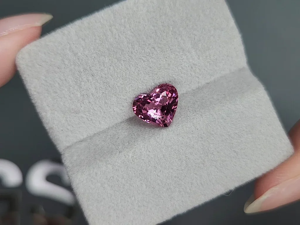 Spinel Vivid Pink heart shape 2.29 carats, Burma Image №4
