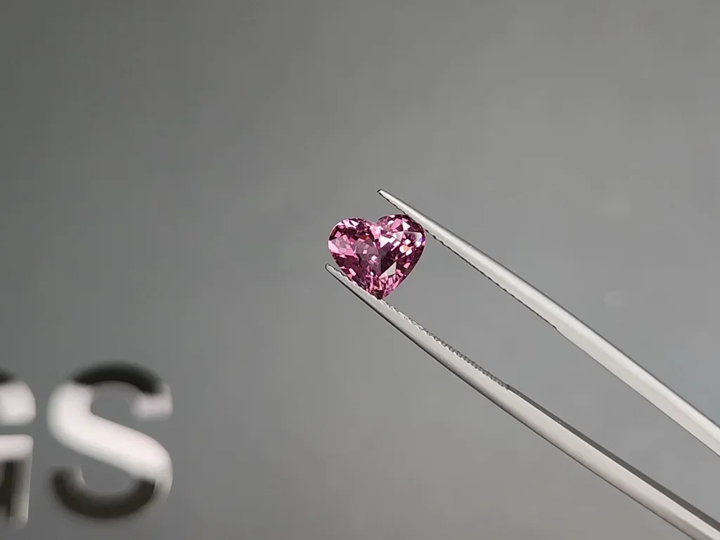 Spinel Vivid Pink heart shape 2.29 carats, Burma Image №3