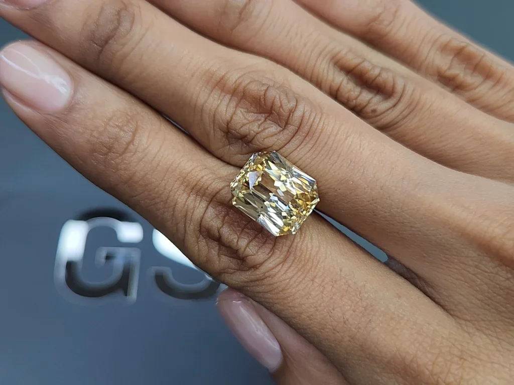 Unheated sapphire Pastel Yellow radiant cut 10.25 carats, Sri Lanka Image №2