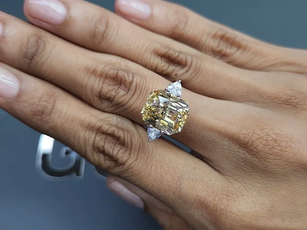 Unheated sapphire Pastel Yellow radiant cut 10.25 carats, Sri Lanka Image №5