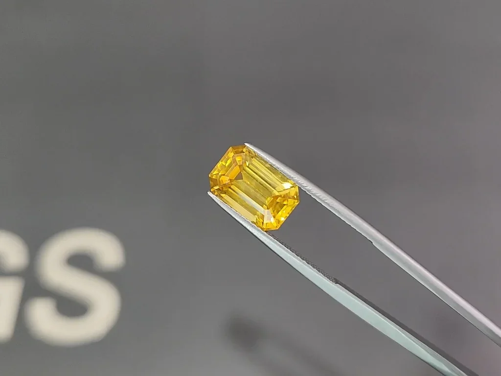 Sapphire Vivid Yellow octagon cut 5.01 carats, Sri Lanka Image №3