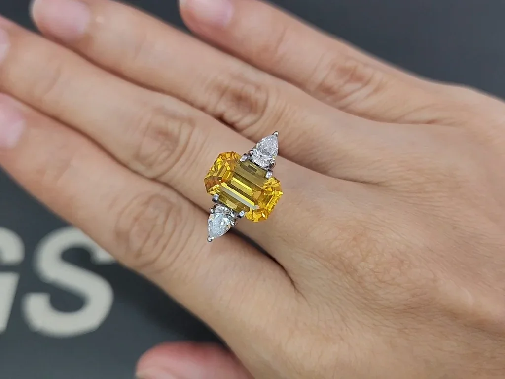 Sapphire Vivid Yellow octagon cut 5.01 carats, Sri Lanka Image №5