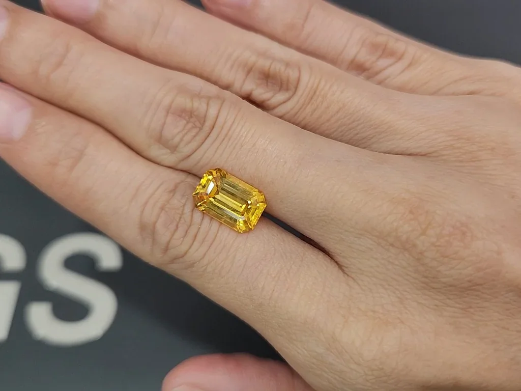 Sapphire Vivid Yellow octagon cut 5.01 carats, Sri Lanka Image №2