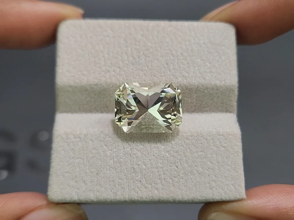 Kunzite light green radiant cut 9.66 carats, Pakistan Image №4