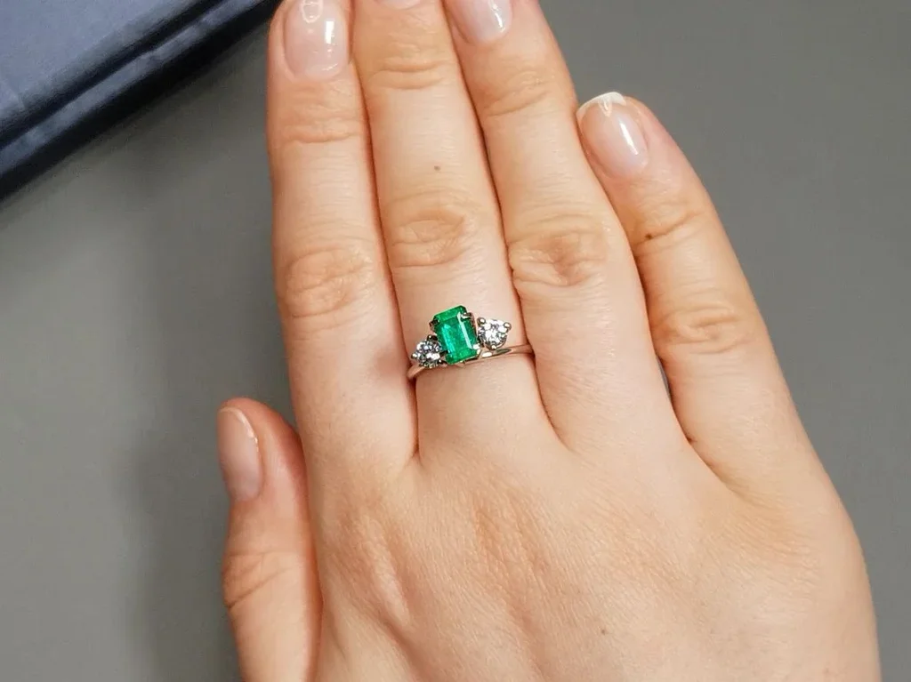 Colombian octagon emerald 0.97 ct, Vivid Green Image №5