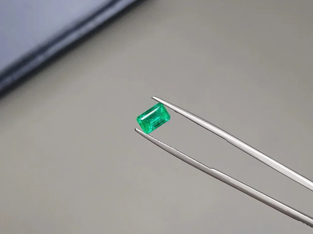 Colombian octagon emerald 0.97 ct, Vivid Green Image №3