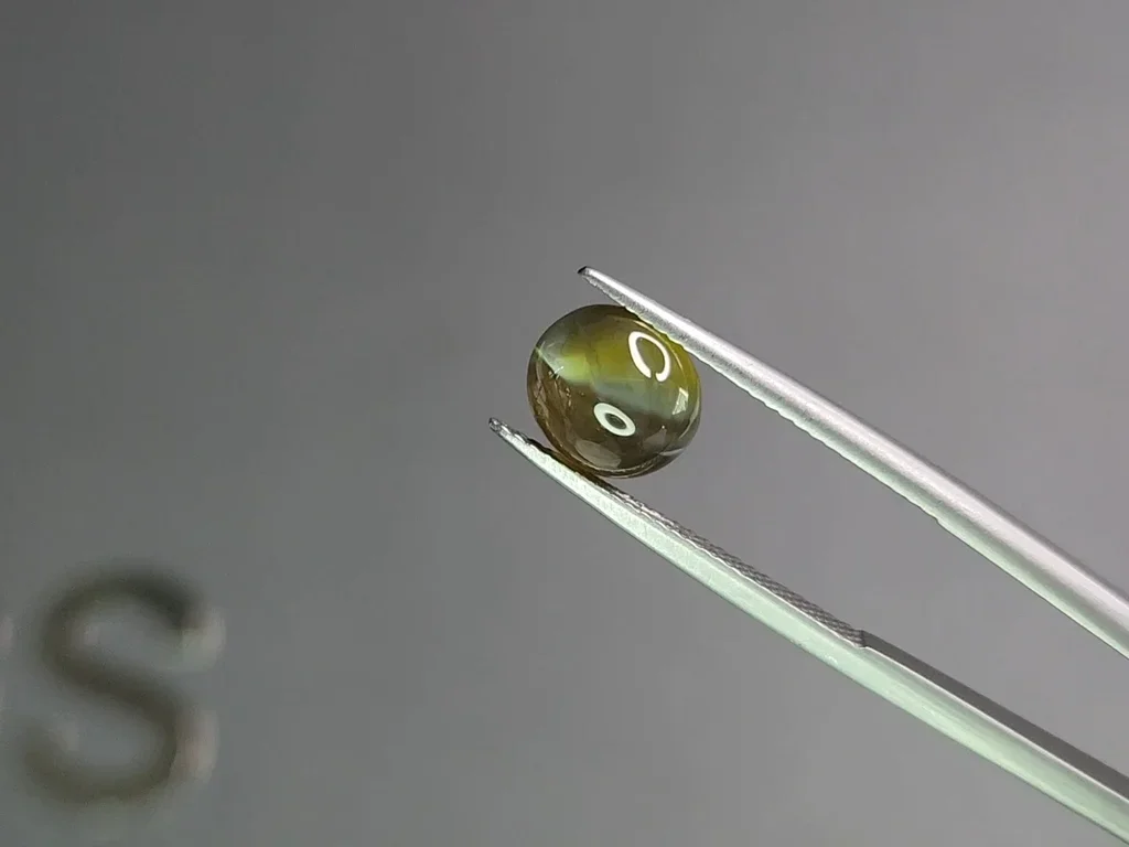 Cat's eye chrysoberyl in cabochon cut 4.29 carats, Sri Lanka Image №3