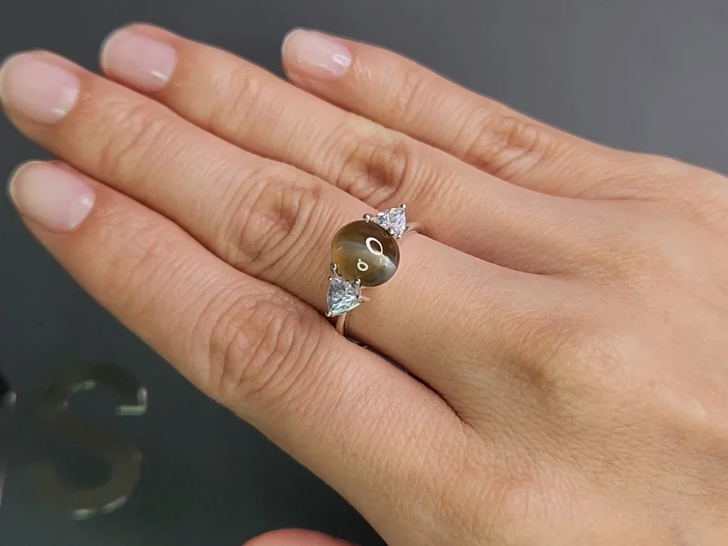 Cat's eye chrysoberyl in cabochon cut 4.29 carats, Sri Lanka Image №5