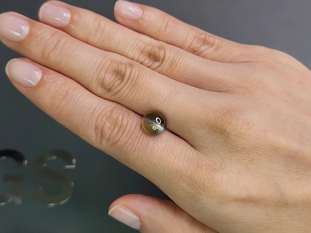 Cat's eye chrysoberyl in cabochon cut 4.29 carats, Sri Lanka Image №2
