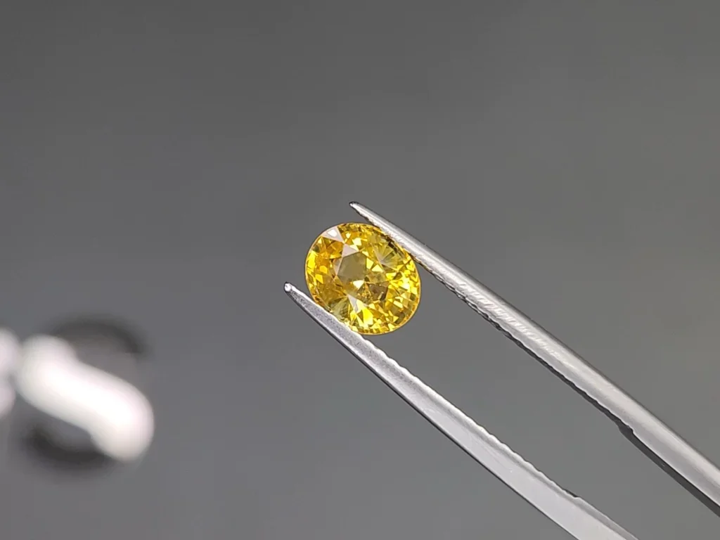 Golden color yellow sapphire in oval cut 1.52 carats, Sri Lanka  Image №3