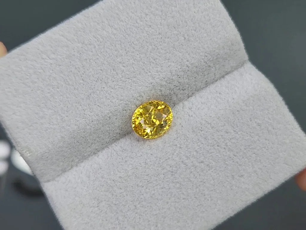 Golden color yellow sapphire in oval cut 1.52 carats, Sri Lanka  Image №4