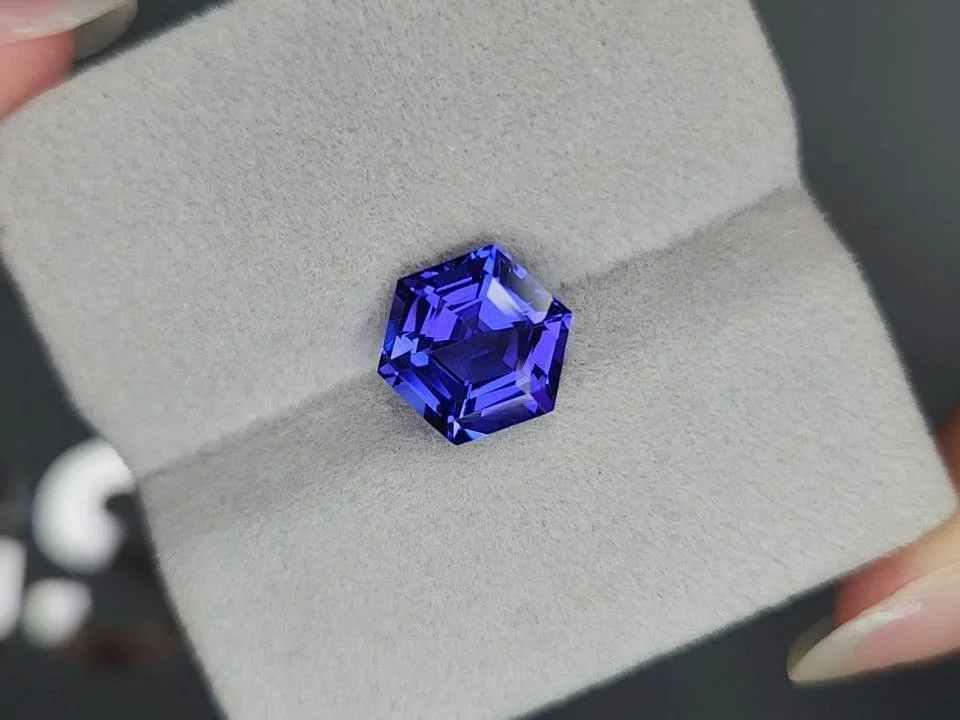 Blue hexagon cut tanzanite 3.76 carats, Tanzania Image №4