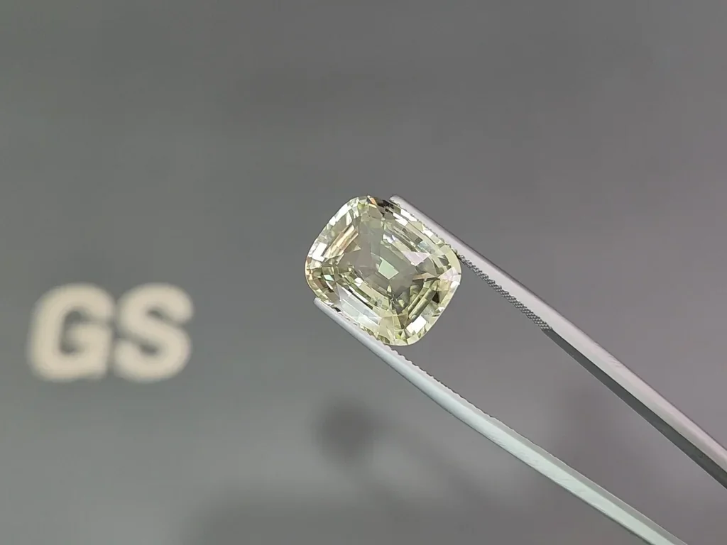 Unheated yellow green sapphire cushion cut 10.14 carats, Sri Lanka Image №3