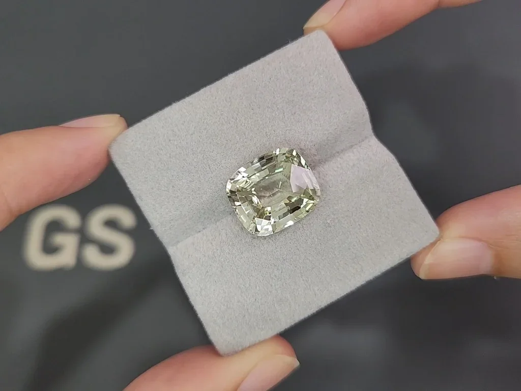 Unheated yellow green sapphire cushion cut 10.14 carats, Sri Lanka Image №4
