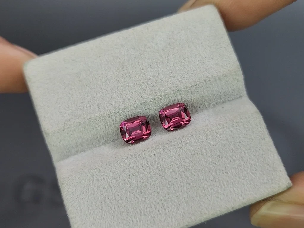 Pair of garnets rhodolite cushion cut 1.70 carats, Madagascar Image №4