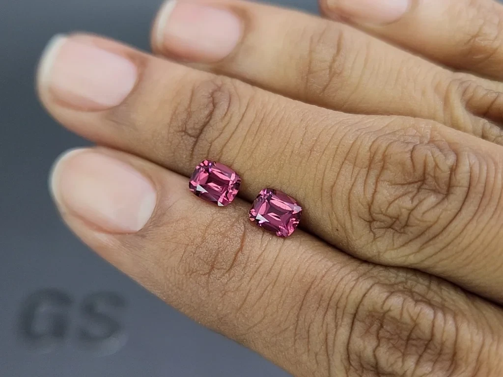 Pair of garnets rhodolite cushion cut 1.70 carats, Madagascar Image №2