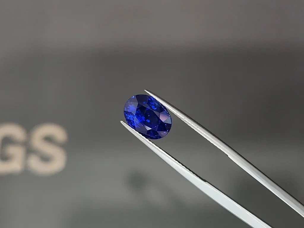 Royal Blue sapphire in oval cut  5.10 carats, Sri Lanka Image №3