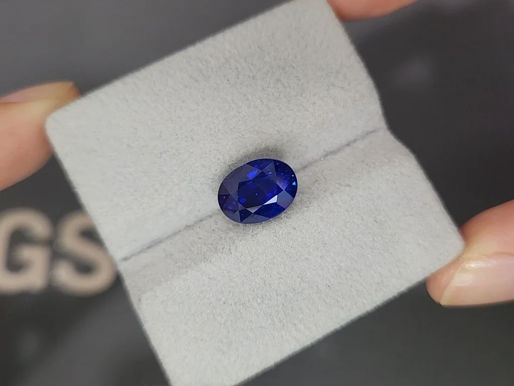 Royal Blue sapphire in oval cut  5.10 carats, Sri Lanka Image №4
