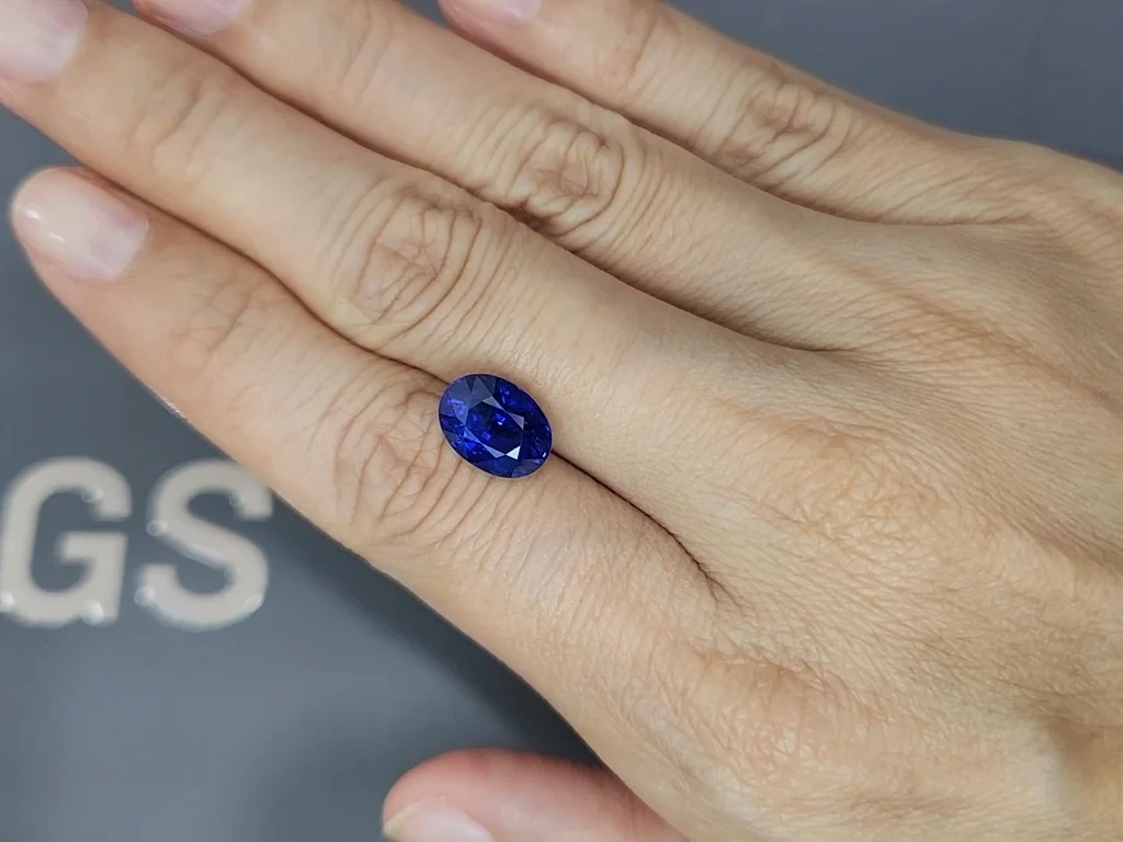 Royal Blue sapphire in oval cut  5.10 carats, Sri Lanka Image №2