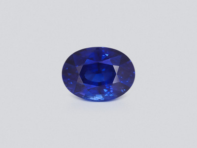 Royal Blue sapphire in oval cut  5.10 carats, Sri Lanka photo