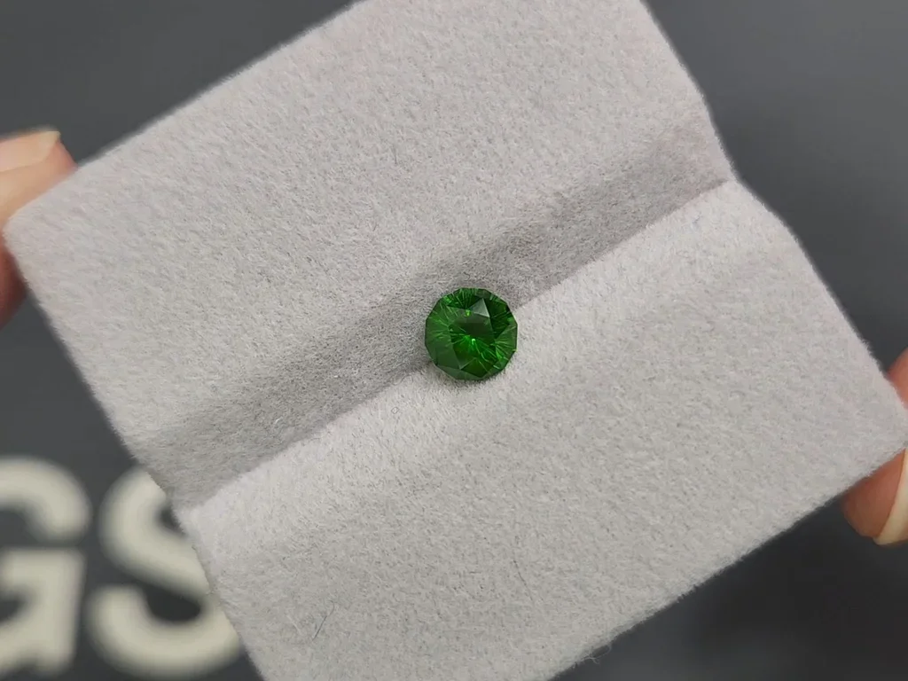 Russian demantoid with horse tail like inclusion 0.88 ct  Image №4