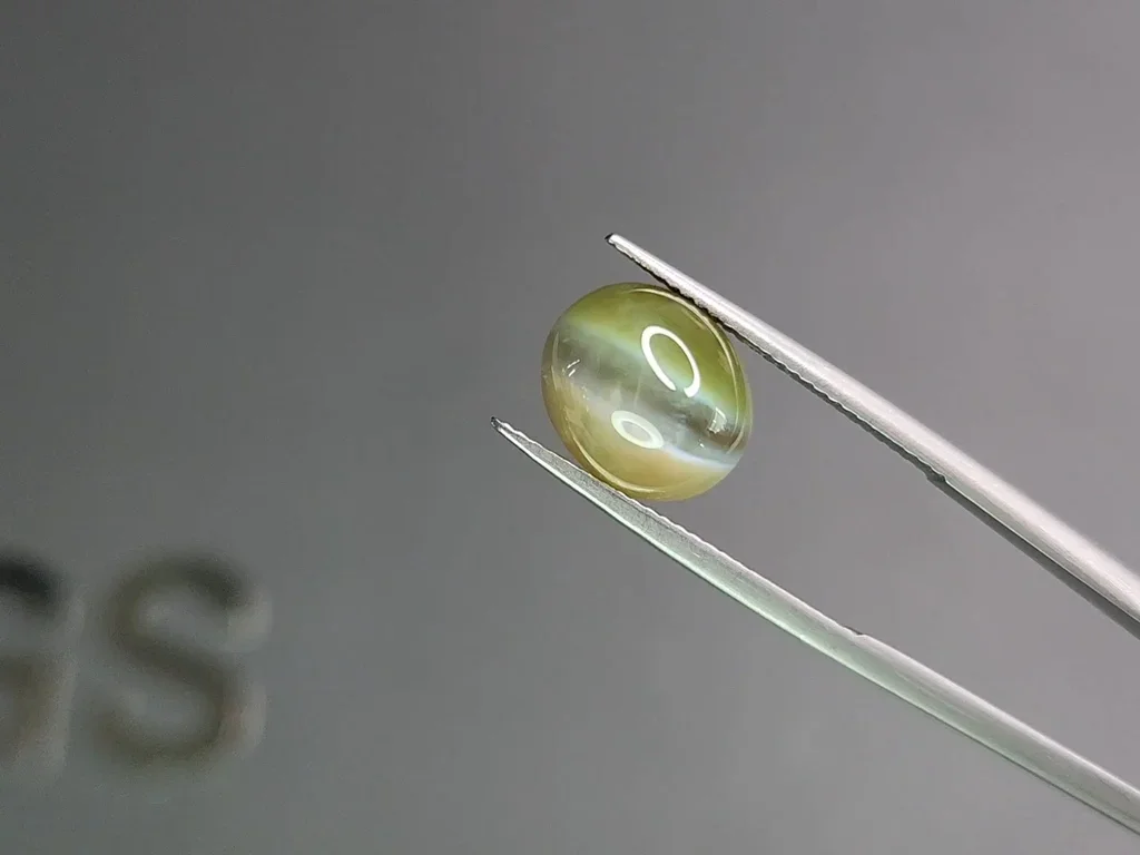 Cat's eye chrysoberyl in cabochon cut 7.74 carats, Sri Lanka Image №3