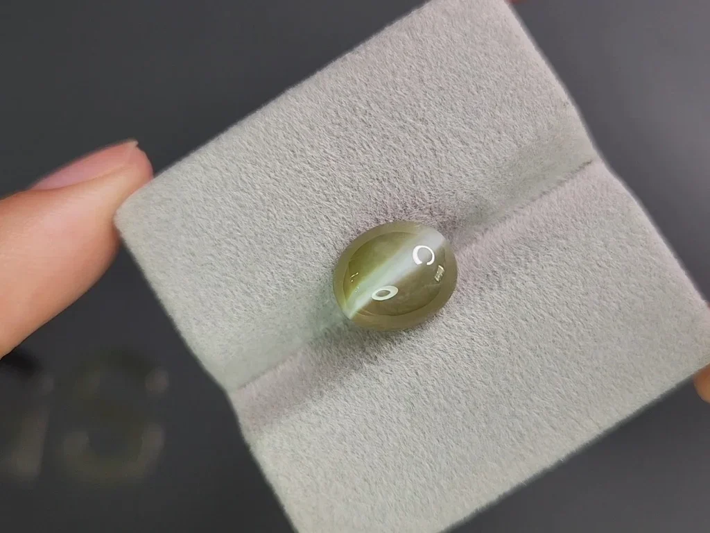 Cat's eye chrysoberyl in cabochon cut 7.74 carats, Sri Lanka Image №4