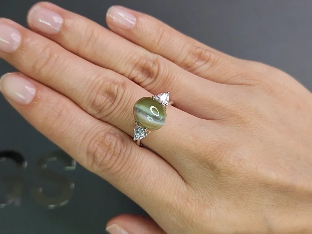 Cat's eye chrysoberyl in cabochon cut 7.74 carats, Sri Lanka Image №5